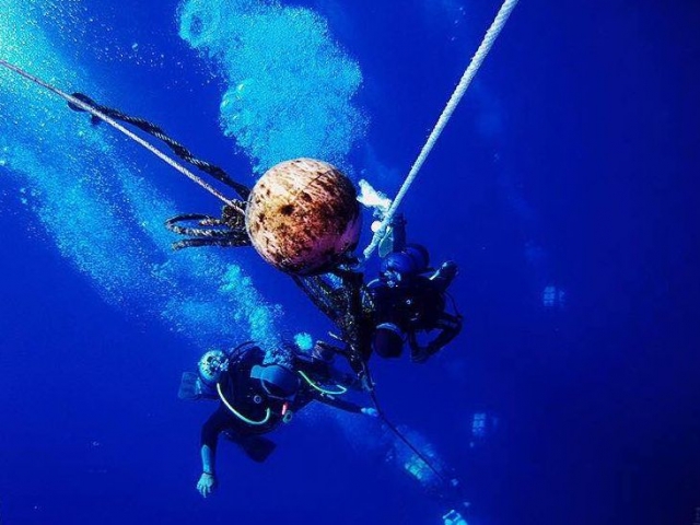  Immerso con attrezzatura subacquea completa 